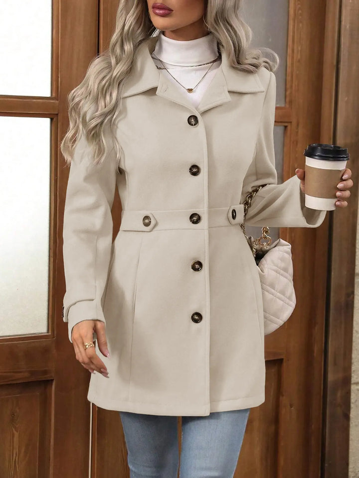 Emilia – Elegant frakke med knaplukning