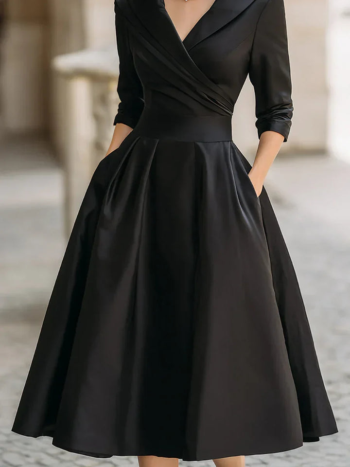 Karen – Elegant satinkjole med slå-om-look