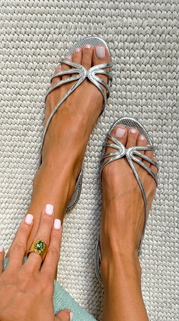 Sandaler med remme i metallic-look