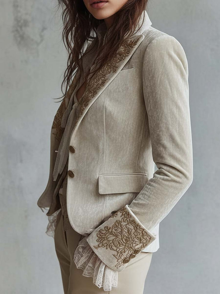 Figursyet blazer til kvinder i elfenben med broderi