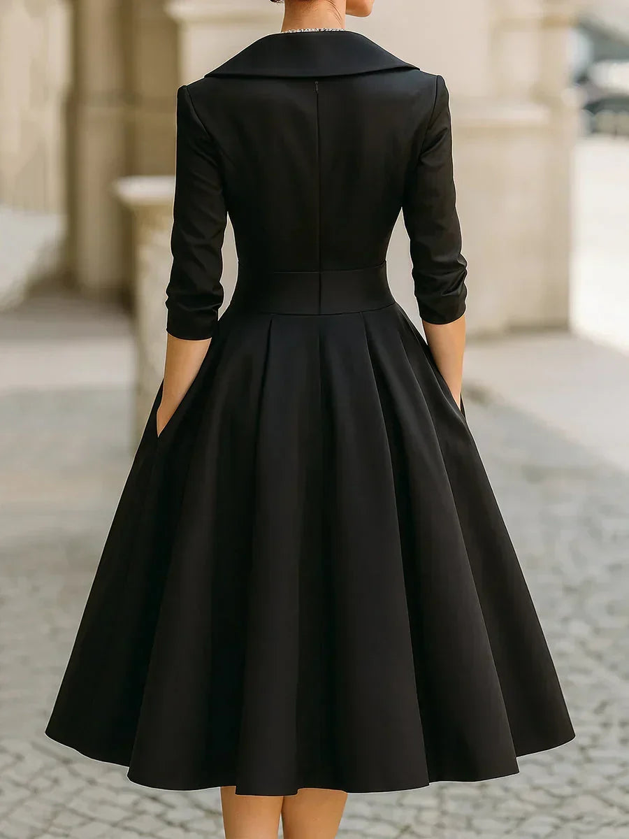 Karen – Elegant satinkjole med slå-om-look