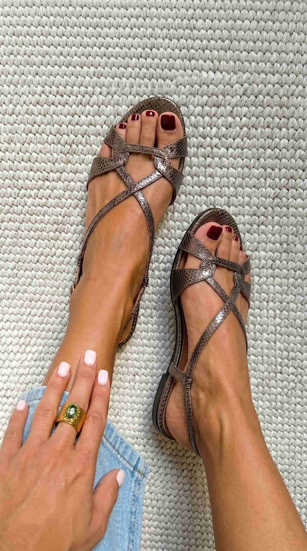 Flade slingback-sandaler med slangeeffekt i bronze og åben tå