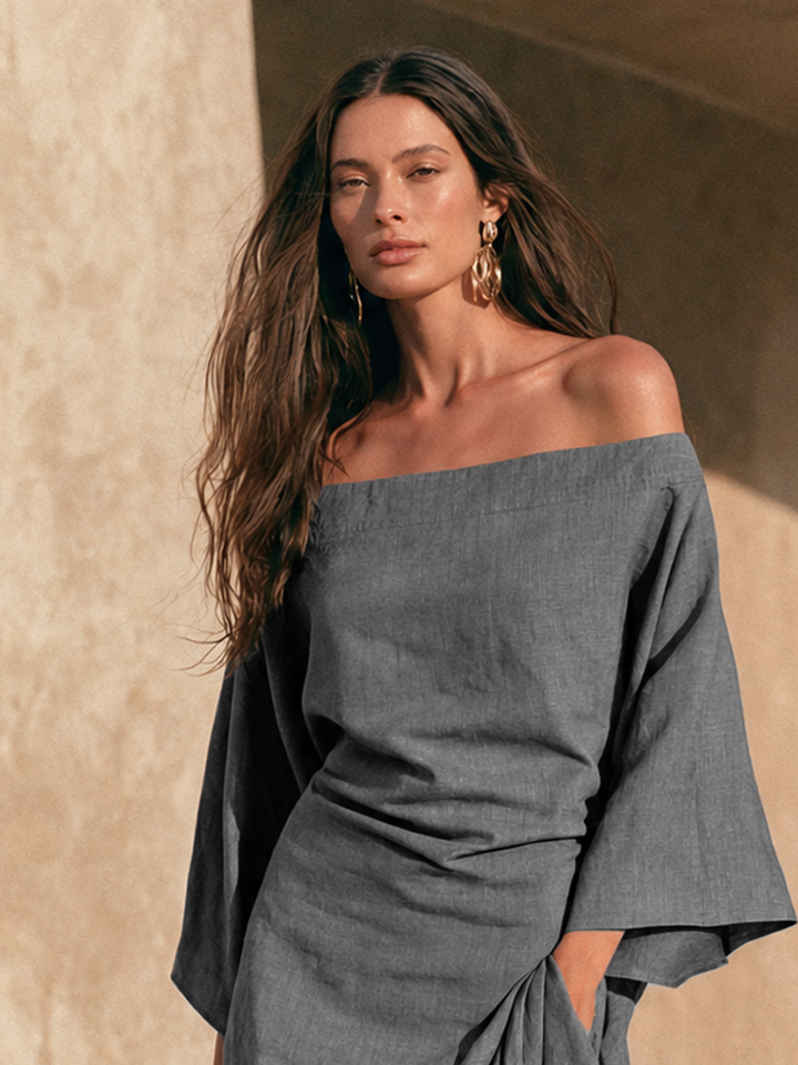 Aure | Minimalistisk off-shoulder maxi-kjole med flæse forneden og trompetærmer