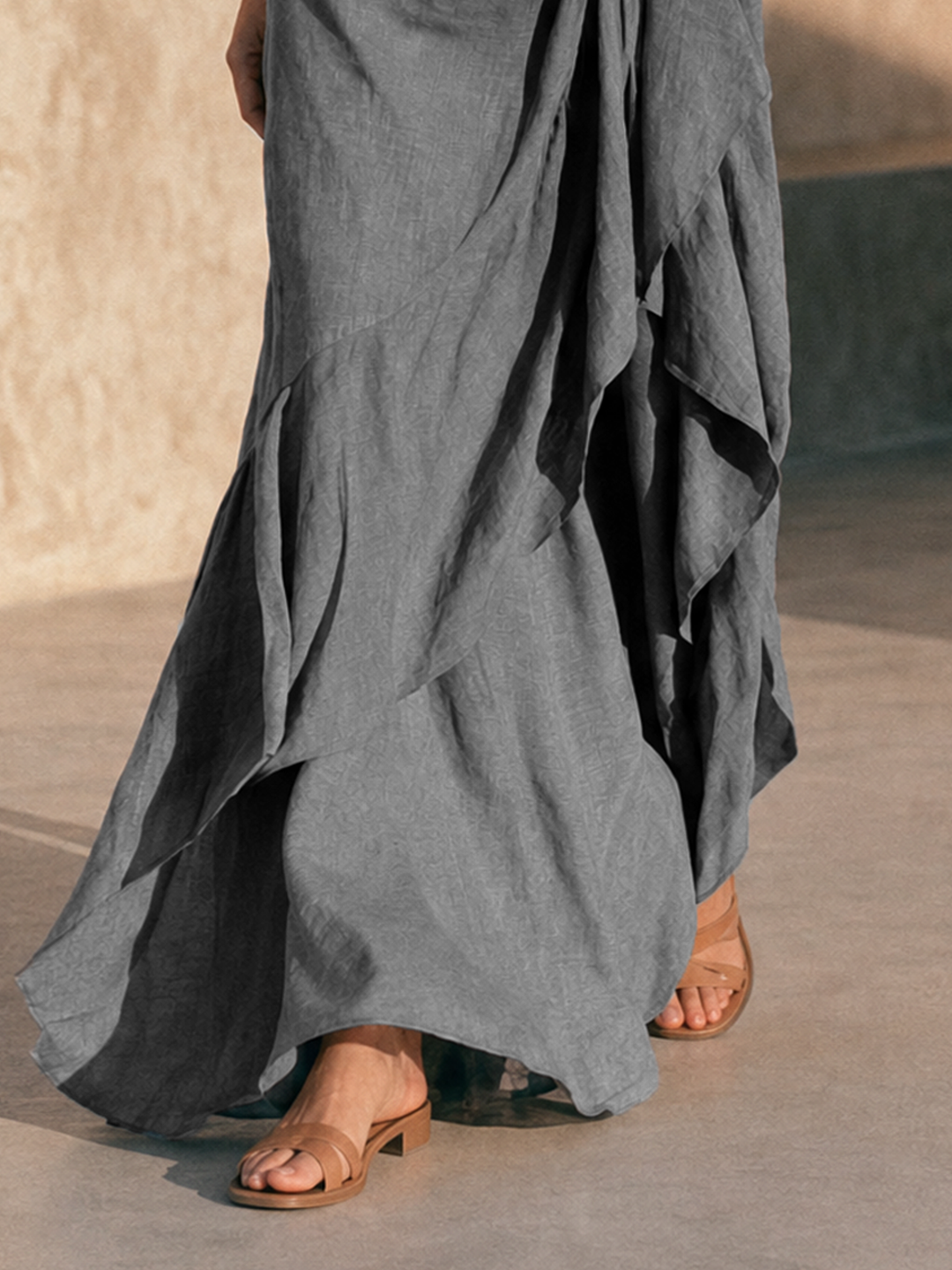 Aure | Minimalistisk off-shoulder maxi-kjole med flæse forneden og trompetærmer
