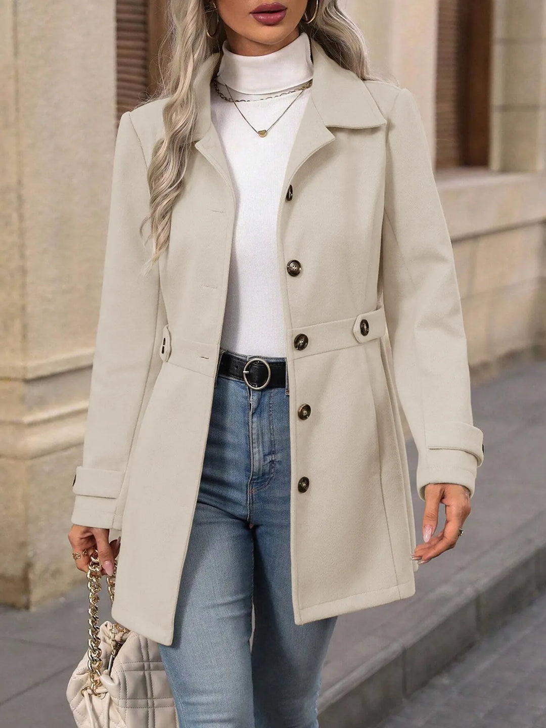 Emilia – Elegant frakke med knaplukning