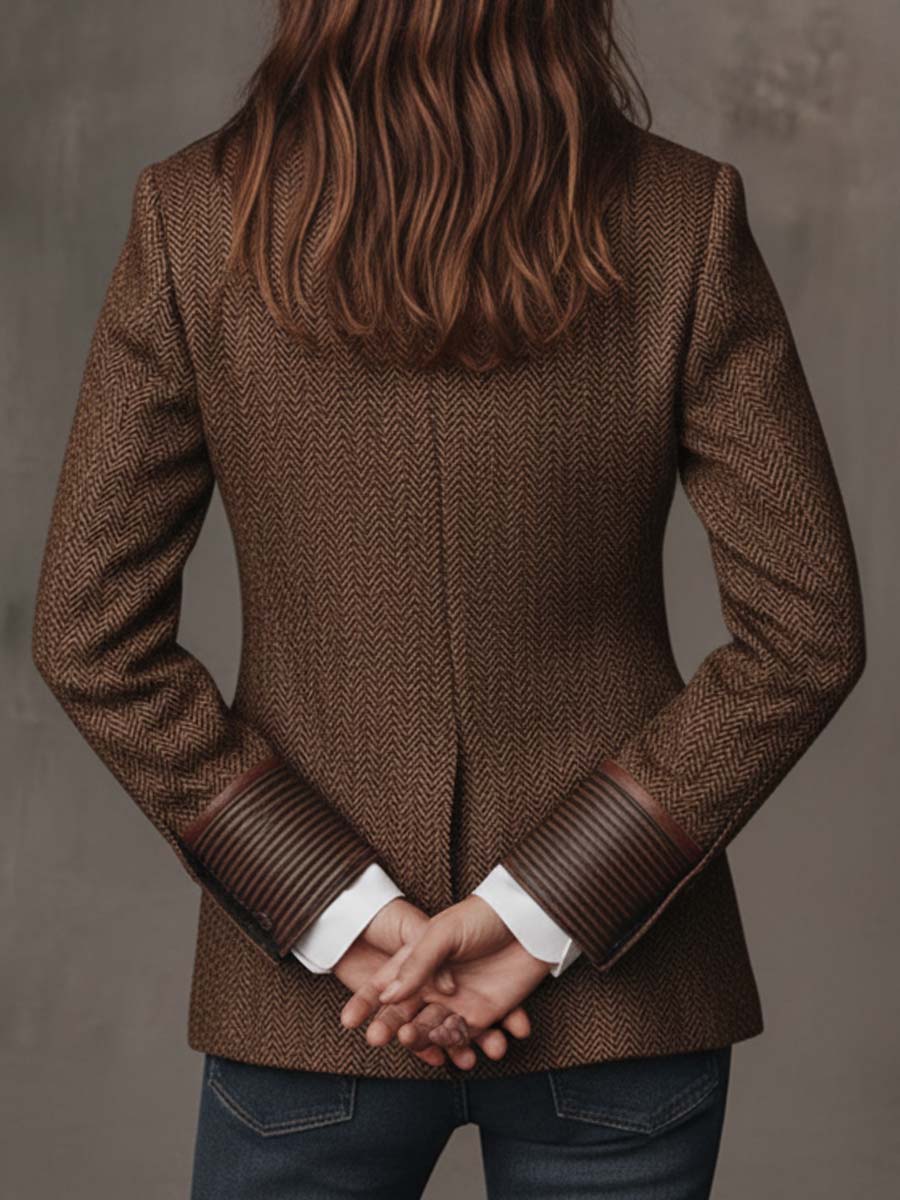 Blazer til kvinder med sildebensmønster og printdetaljer