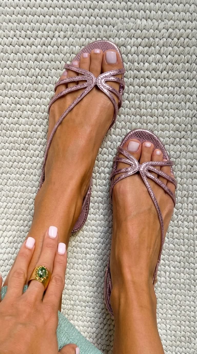 Sandaler med remme i metallic-look