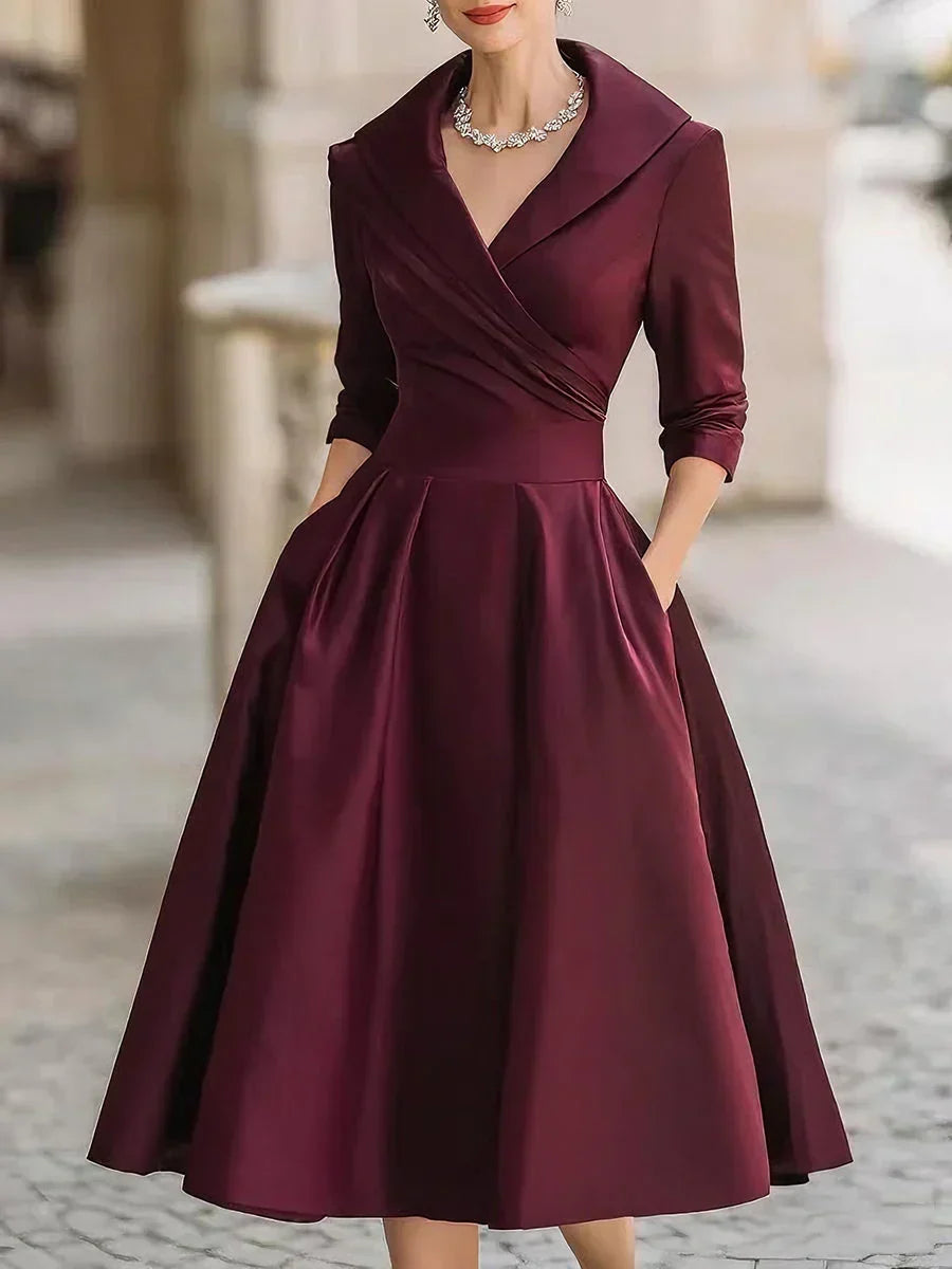 Karen – Elegant satinkjole med slå-om-look