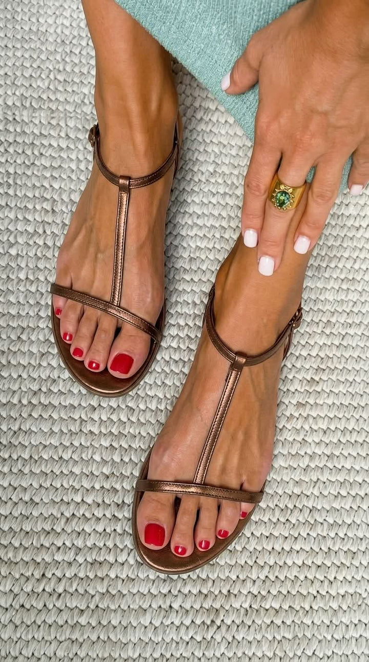 Flade sandaler i metallic-look med T-formede remme