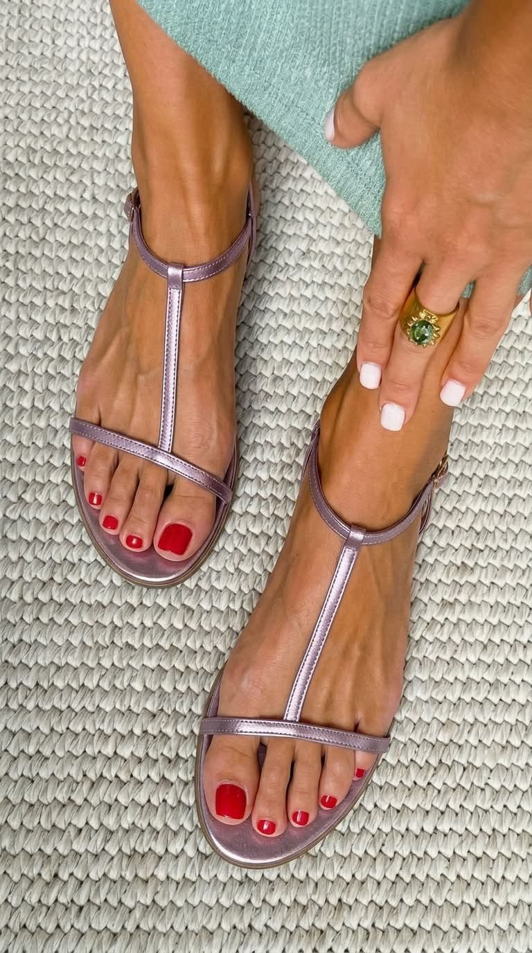 Flade sandaler i metallic-look med T-formede remme