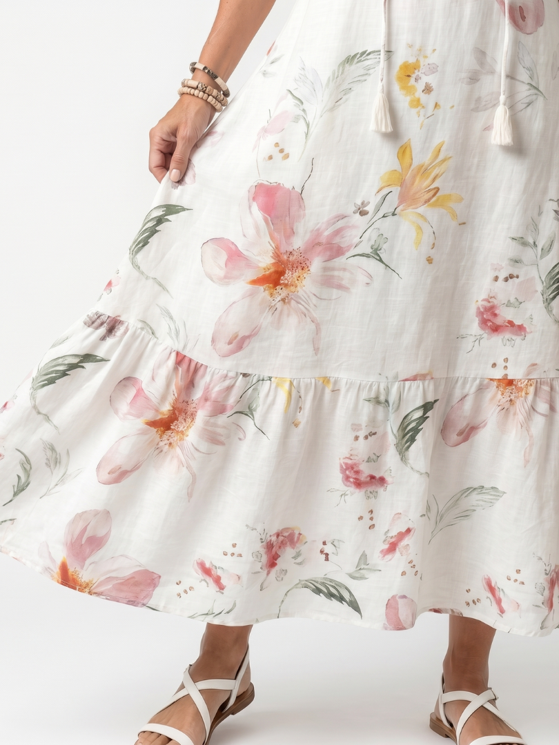Noa | Lagdelt midikjole med blødt blomsterprint og kvaster