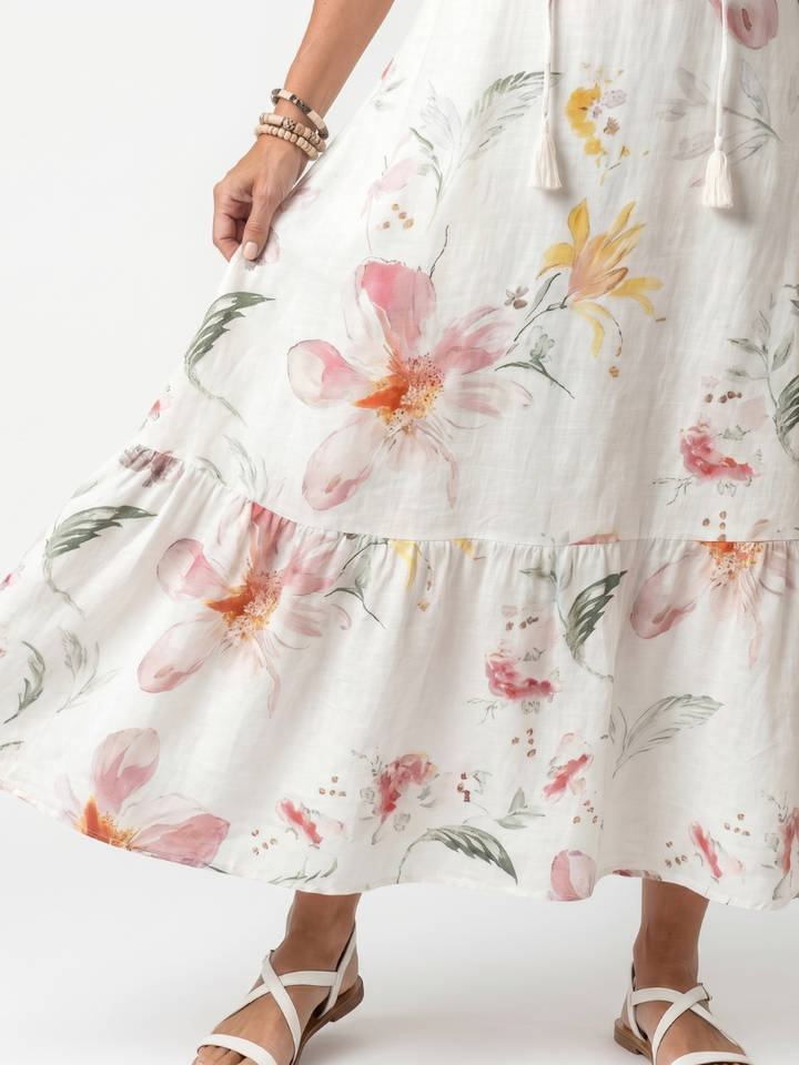 Noa | Lagdelt midikjole med blødt blomsterprint og kvaster