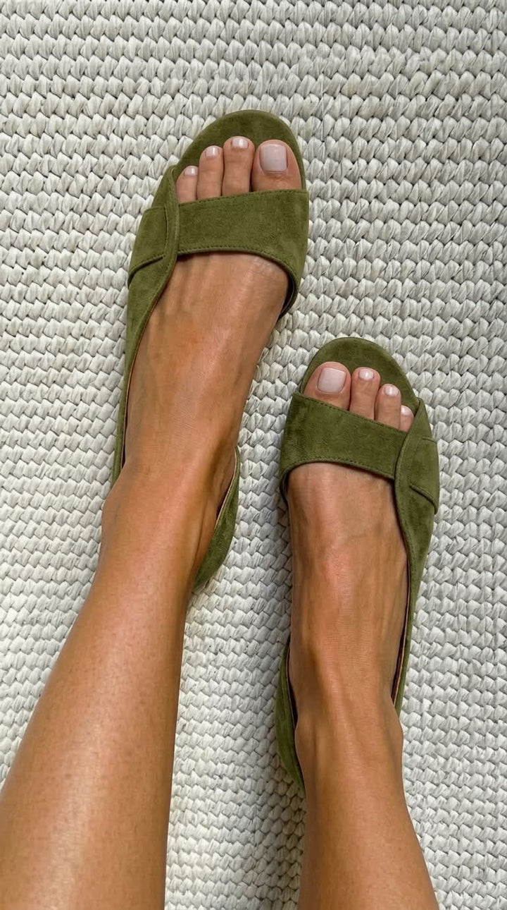 Afslappede flade slingback-sandaler i ruskind med åben tå