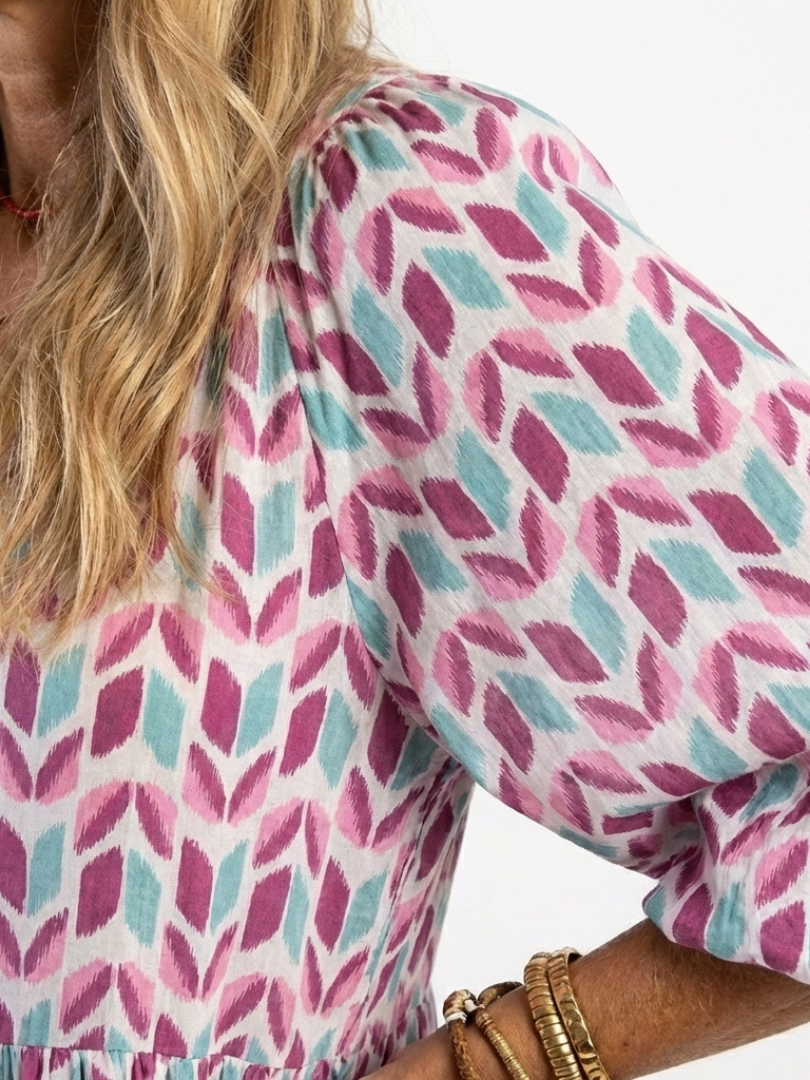 Mireya | Lagdelt midikjole med geometrisk print og lange ærmer