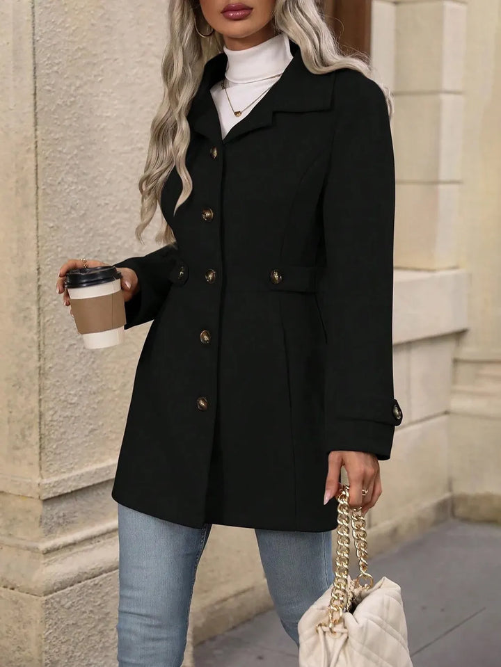 Emilia – Elegant frakke med knaplukning