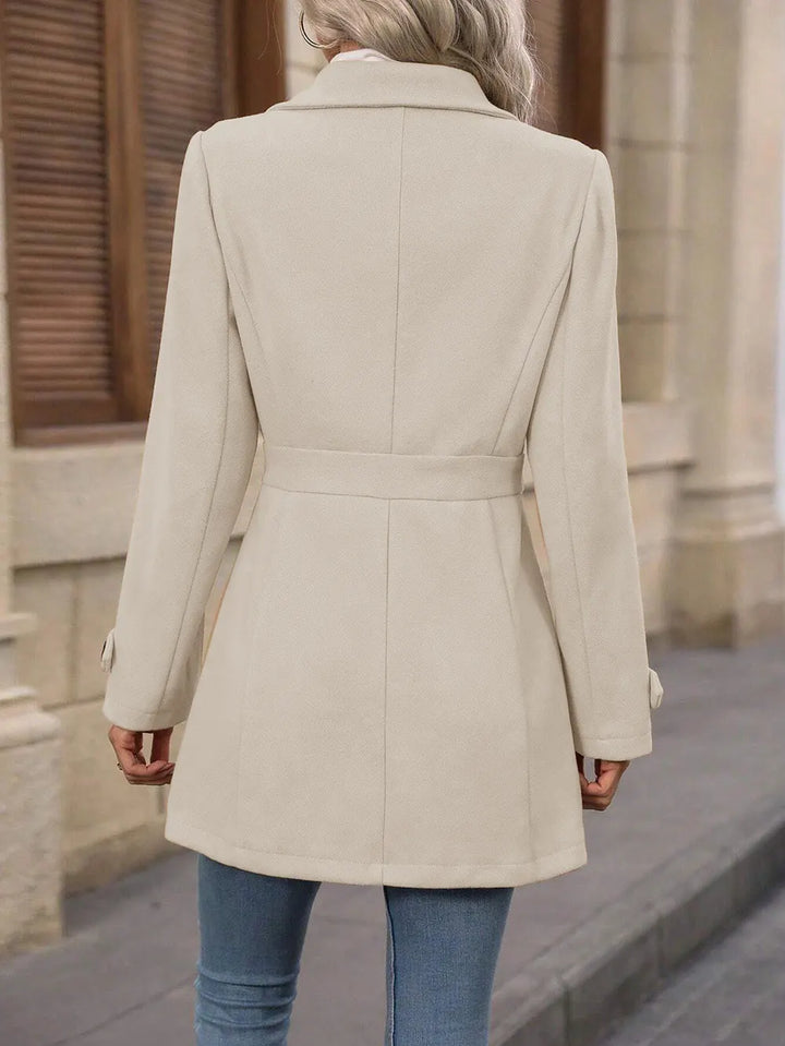 Emilia – Elegant frakke med knaplukning