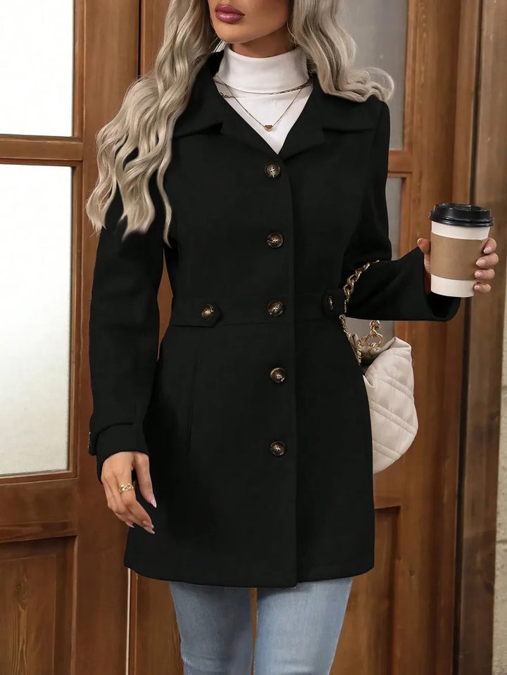 Emilia – Elegant frakke med knaplukning