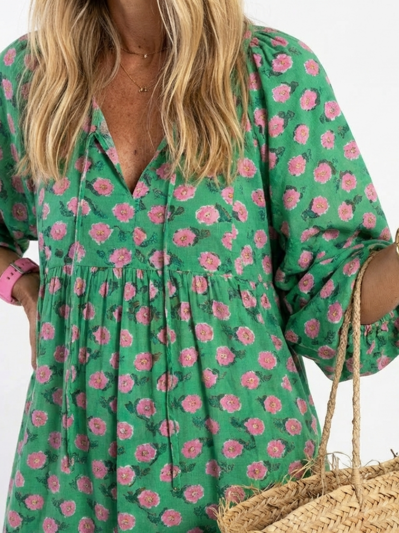 Fiora | Lagdelt midikjole med blomsterprint og V-hals