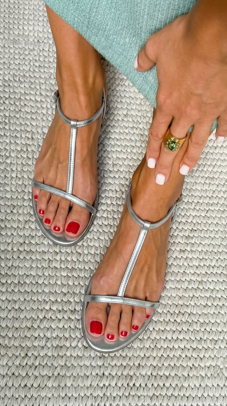 Flade sandaler i metallic-look med T-formede remme