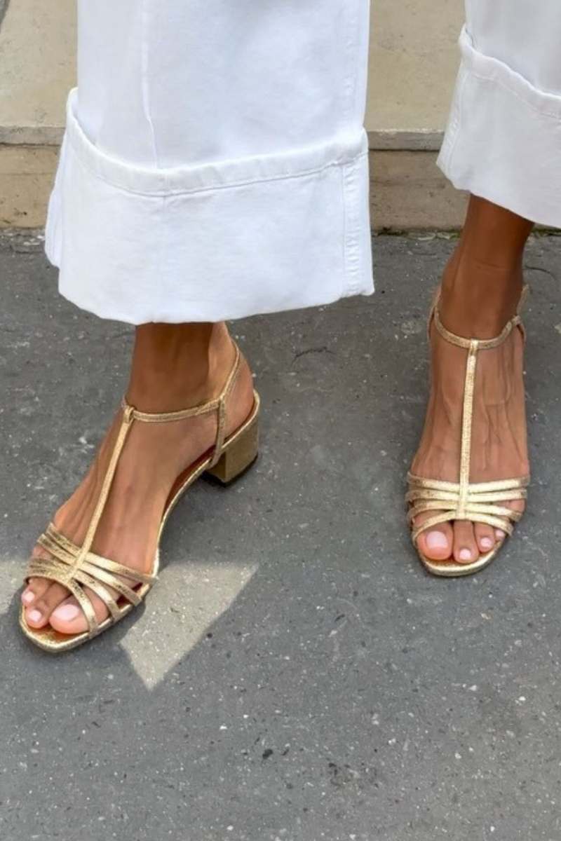 Sandaler med metallic-finish og hæl