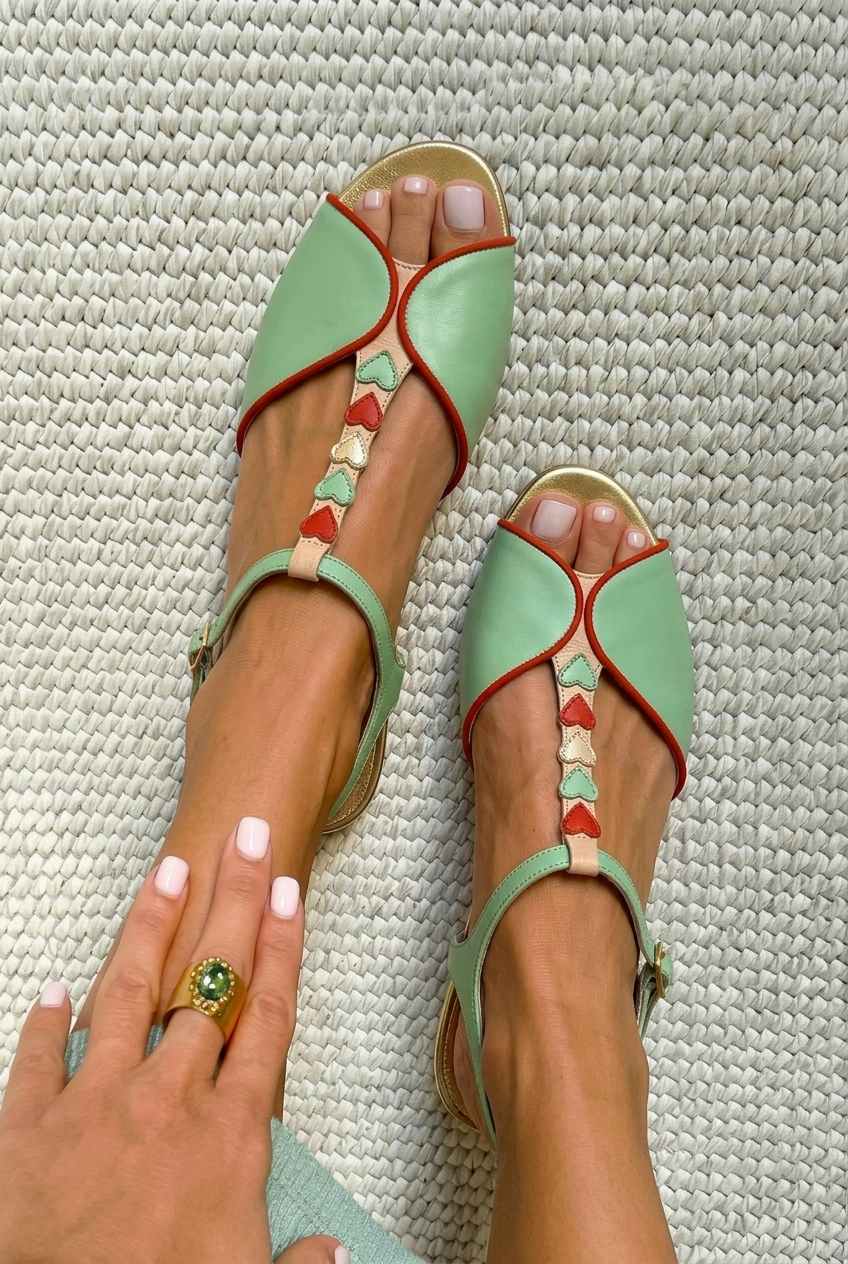 Flade slingback-sandaler med åben tå og hjertedetalje