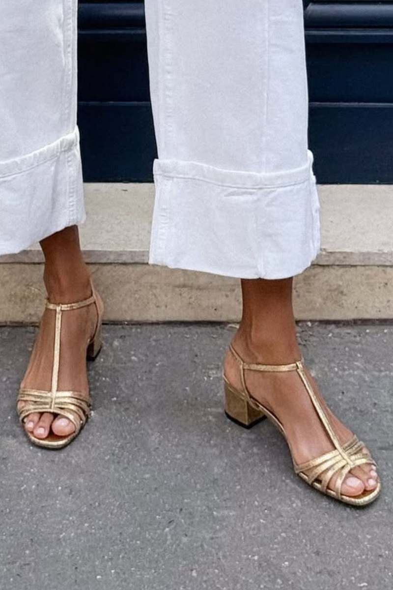 Sandaler med metallic-finish og hæl