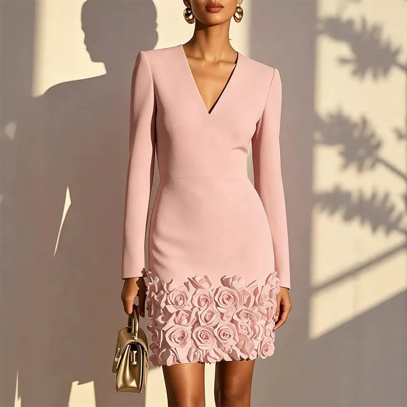 Liv – Elegant kjole med V-hals og rosedetalje