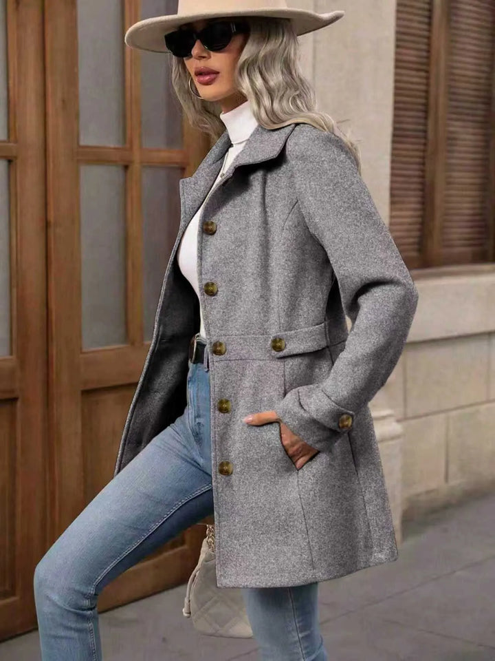 Emilia – Elegant frakke med knaplukning