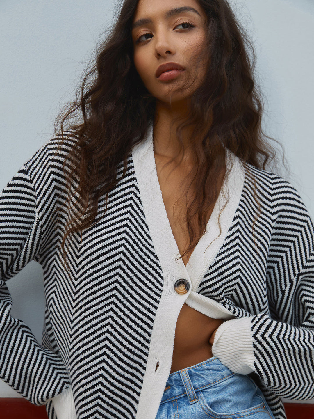 Chevron-cardigan med kontrastknapper