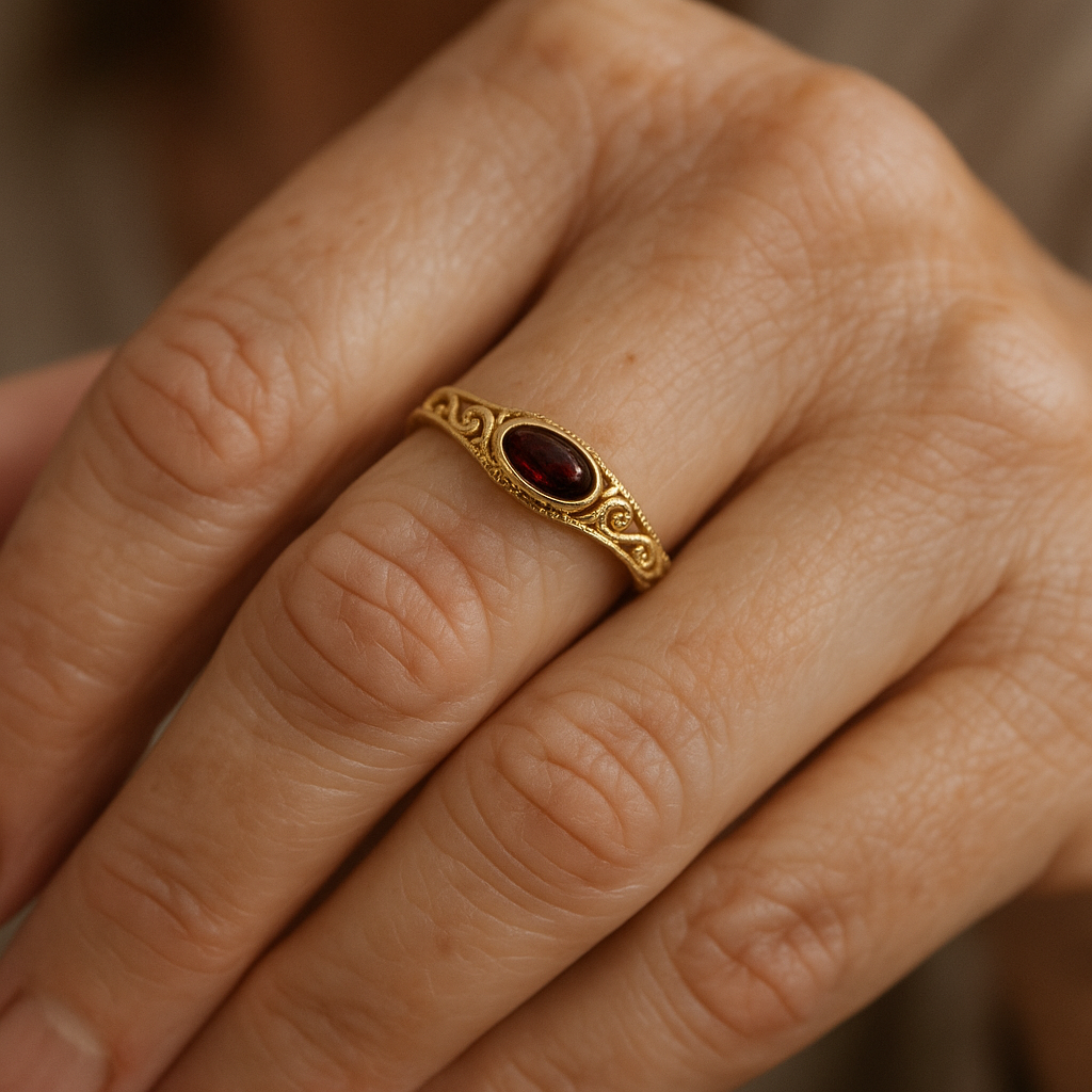 Gylden Vintage Ring med Rød Krystal