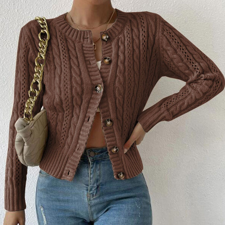 Kort kabelstrikket cardigan – Striktrøje med knapper