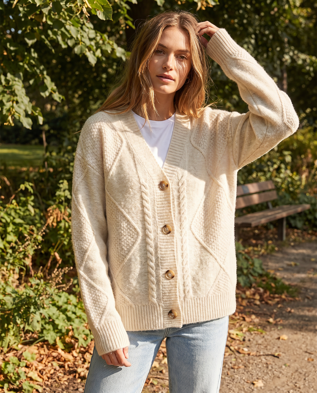 Kabelstrikket cardigan med knapper – Klassisk strik