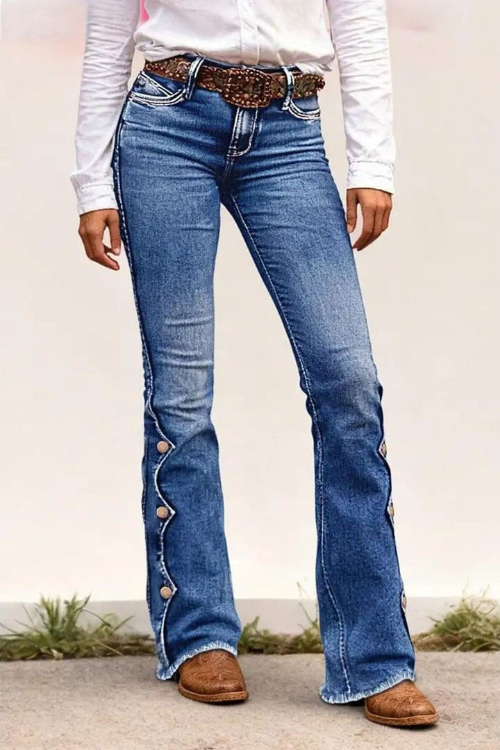Amelie – Bootcut-jeans med knapdetaljer