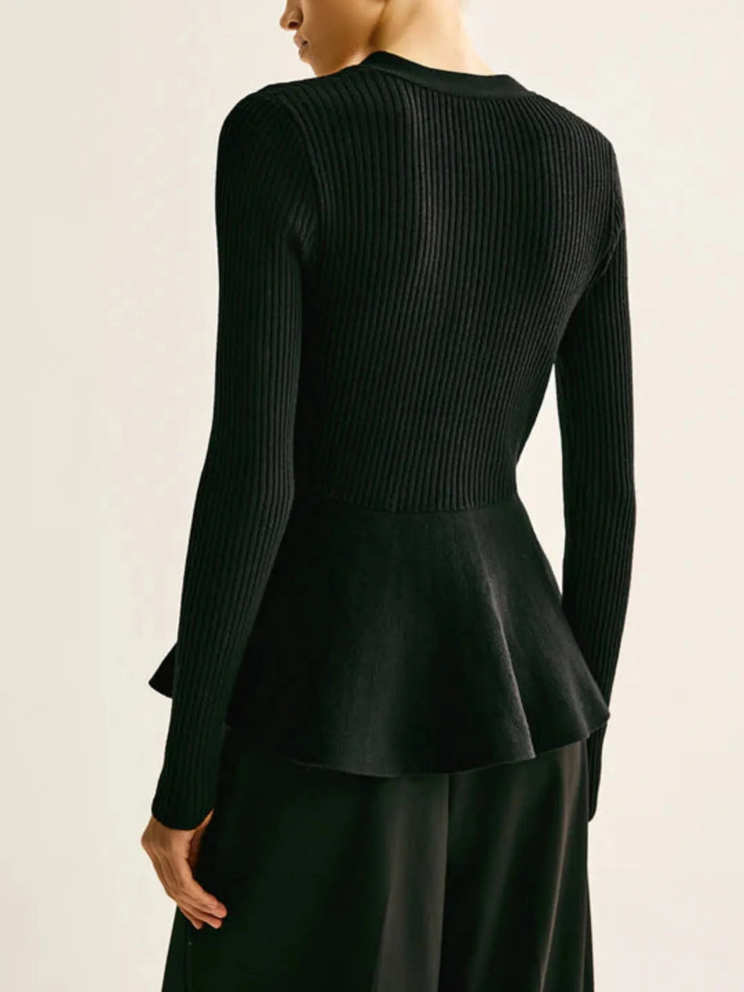 Ribstrikket peplum-top med knapper