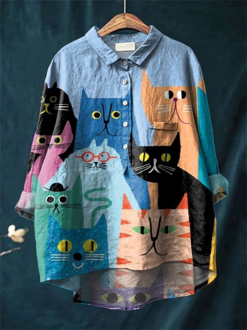 Elara | Casual bluse med kunstnerisk katte- og hundeprint