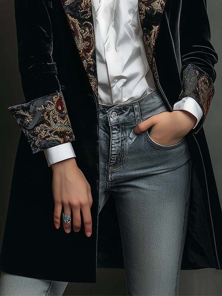 Slim fit-blazer til kvinder i sort med barokmønster og revers