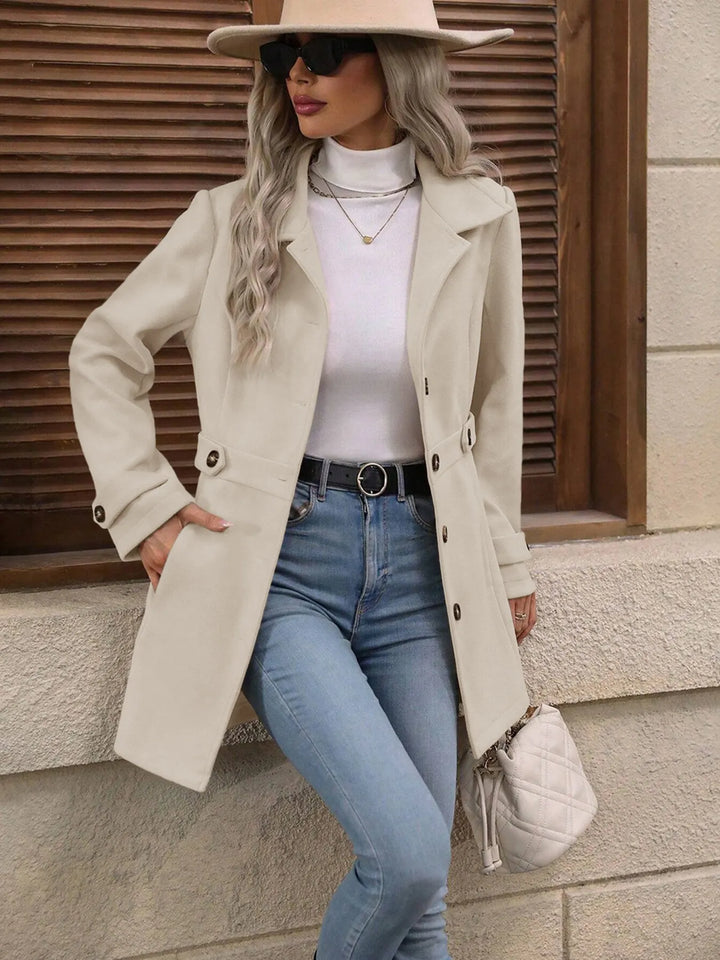 Emilia – Elegant frakke med knaplukning