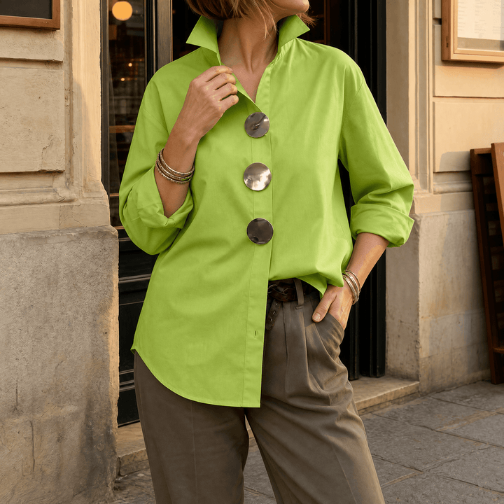 Freya – Bluse med statement-knapper