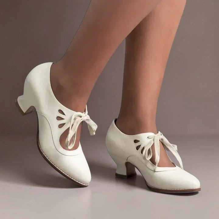 Jytte | Elegante pumps med justerbar rem og snøredetalje