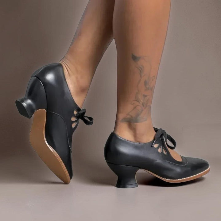 Jytte | Elegante pumps med justerbar rem og snøredetalje
