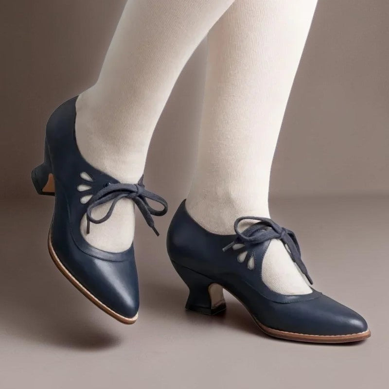 Jytte | Elegante pumps med justerbar rem og snøredetalje