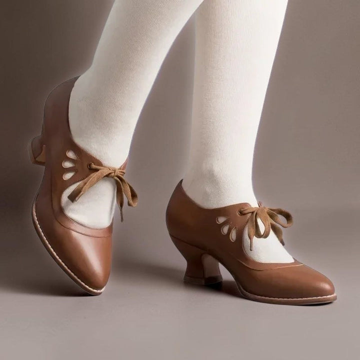 Jytte | Elegante pumps med justerbar rem og snøredetalje