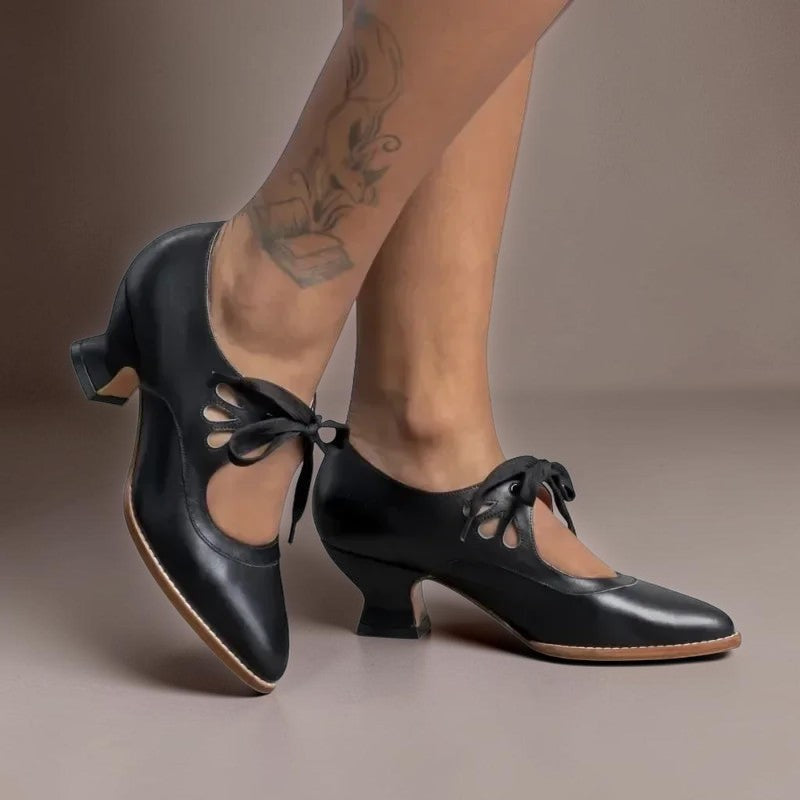 Jytte | Elegante pumps med justerbar rem og snøredetalje
