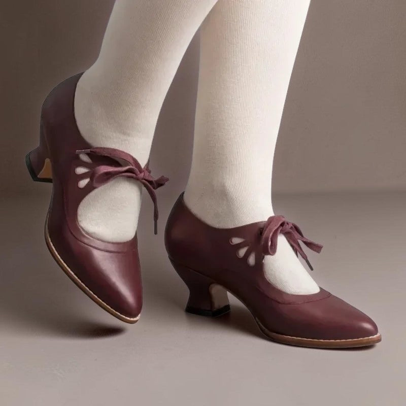 Jytte | Elegante pumps med justerbar rem og snøredetalje