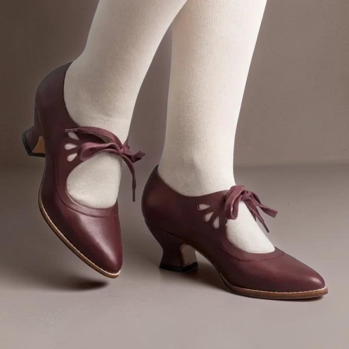 Jytte | Elegante pumps med justerbar rem og snøredetalje